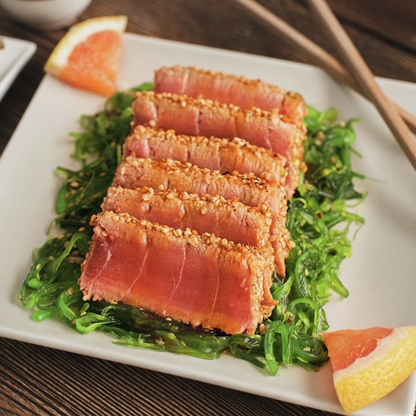 Tataki de atún rojo con soja y sésamo