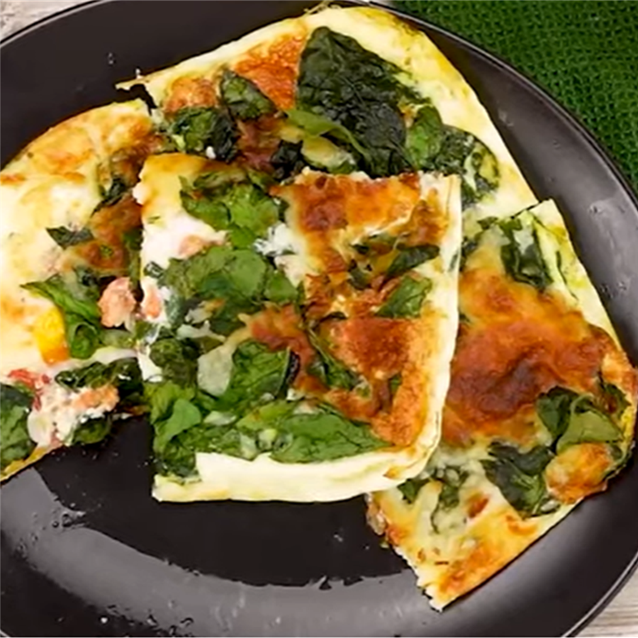 Tortilla de tomate y espinacas en freidora de aire, una cena fácil