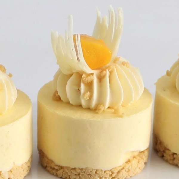 Cheesecakes mini de mango, un postre sin horno súper refrescante (con vídeo)