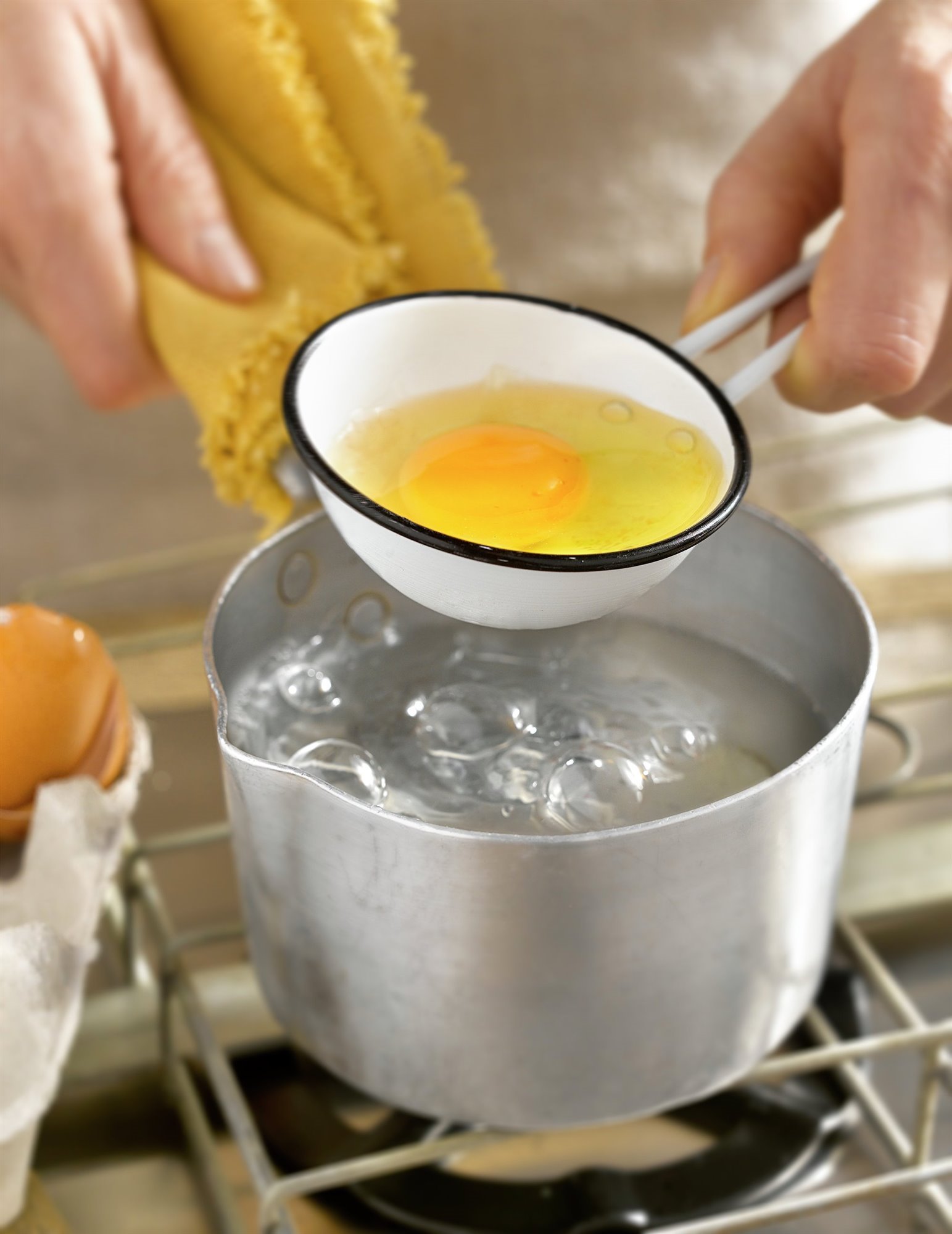 5. Escalfa los huevos en agua con vinagre