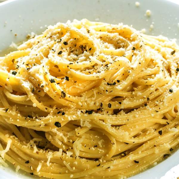 Espaguetis 'cacio e pepe' (queso y pimienta), receta de la abuela romana, y nuestros trucos para que queden perfectos