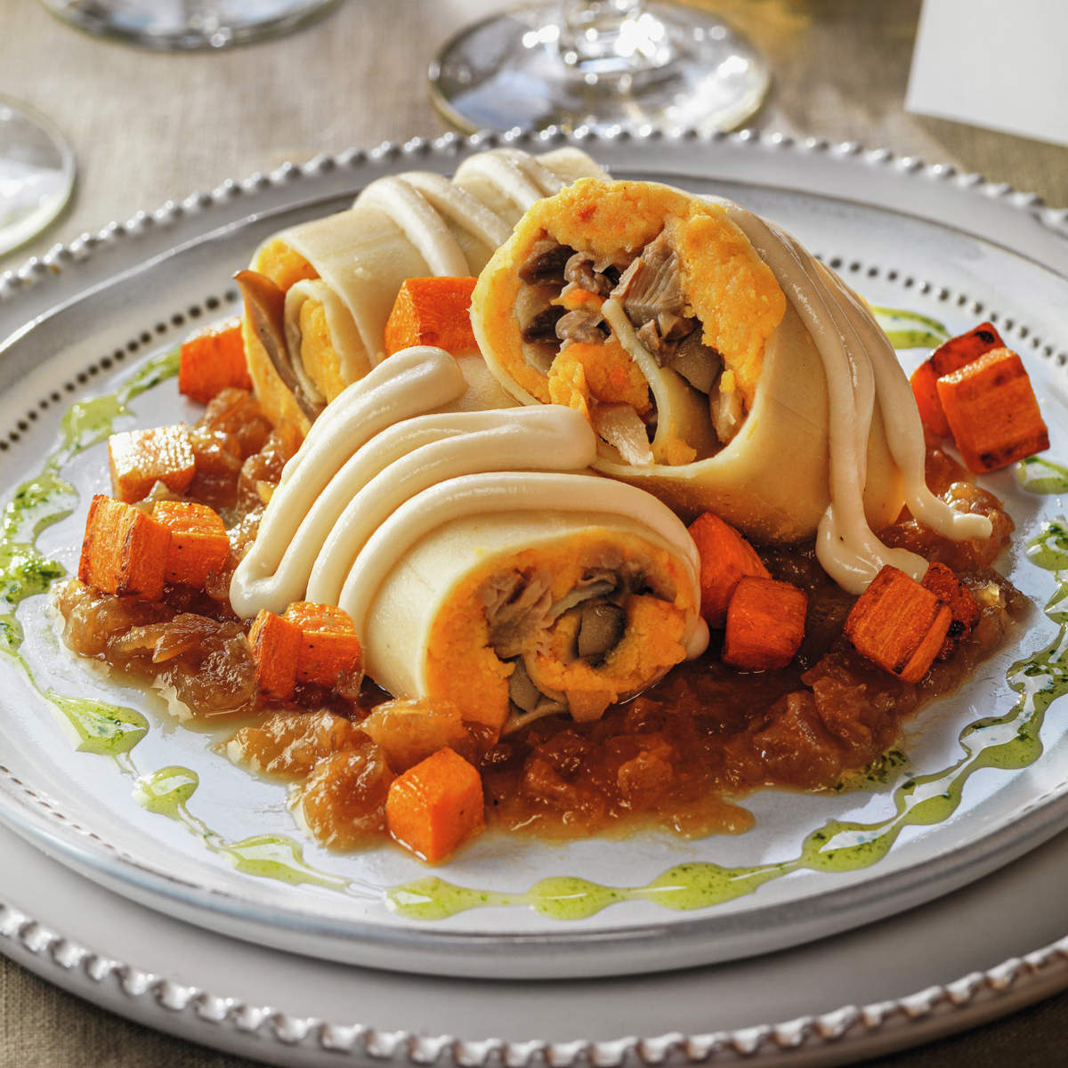 Rollitos de lasañaa con puré de calabaza setas y salsa de cebolla