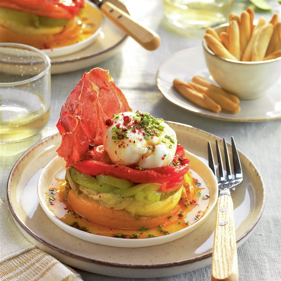 Timbal de verduras asadas, patata y huevo
