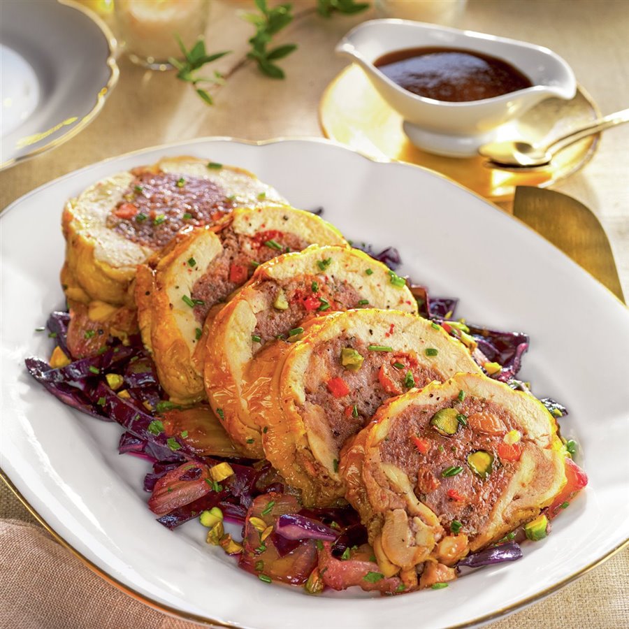 Pollo relleno de carne y pistachos