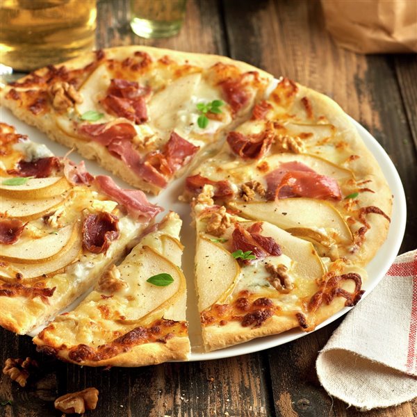 Pizza de gorgonzola con jamón, pera y nueces