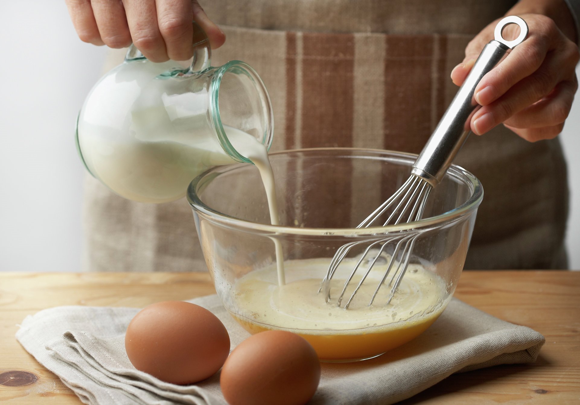 2. Bate los huevos con nata