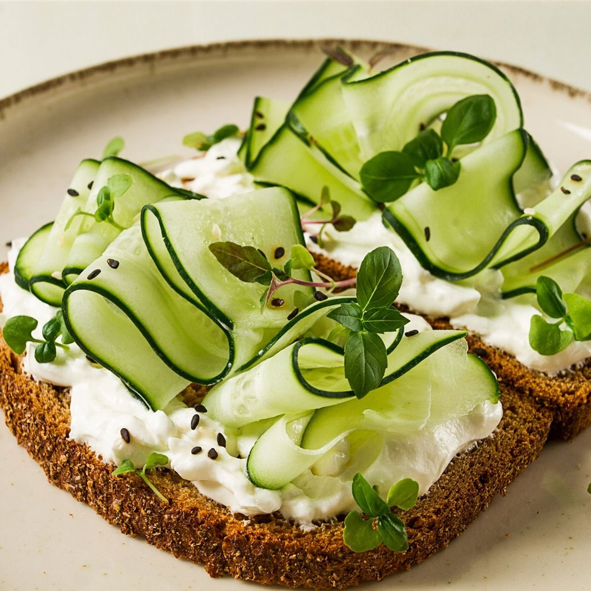 Tostada con queso crema y pepino