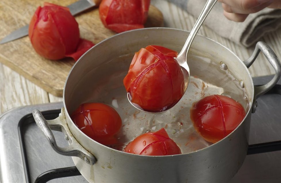 paso_a_paso_para_hacer_salsa_de_tomate_con_pimiento_escaldar_los_tomates_en_agua_hirviendo