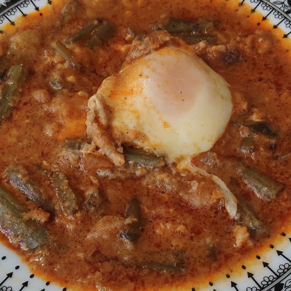 Tagarninas 'esparragás' con huevo escalfado de Carmen Gahona, receta para la Feria del Caballo