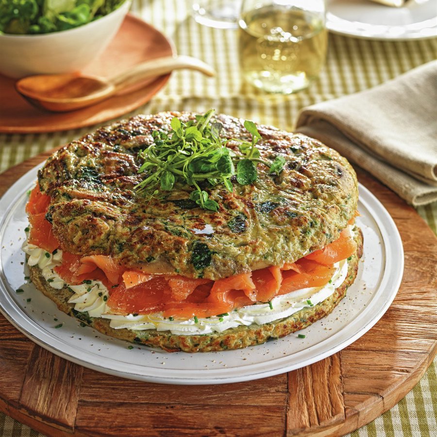 Tortilla de espinacas y champiñones, rellena con queso y salmón