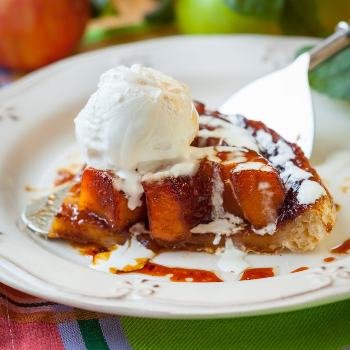 Tarta tatin con helado de vainilla