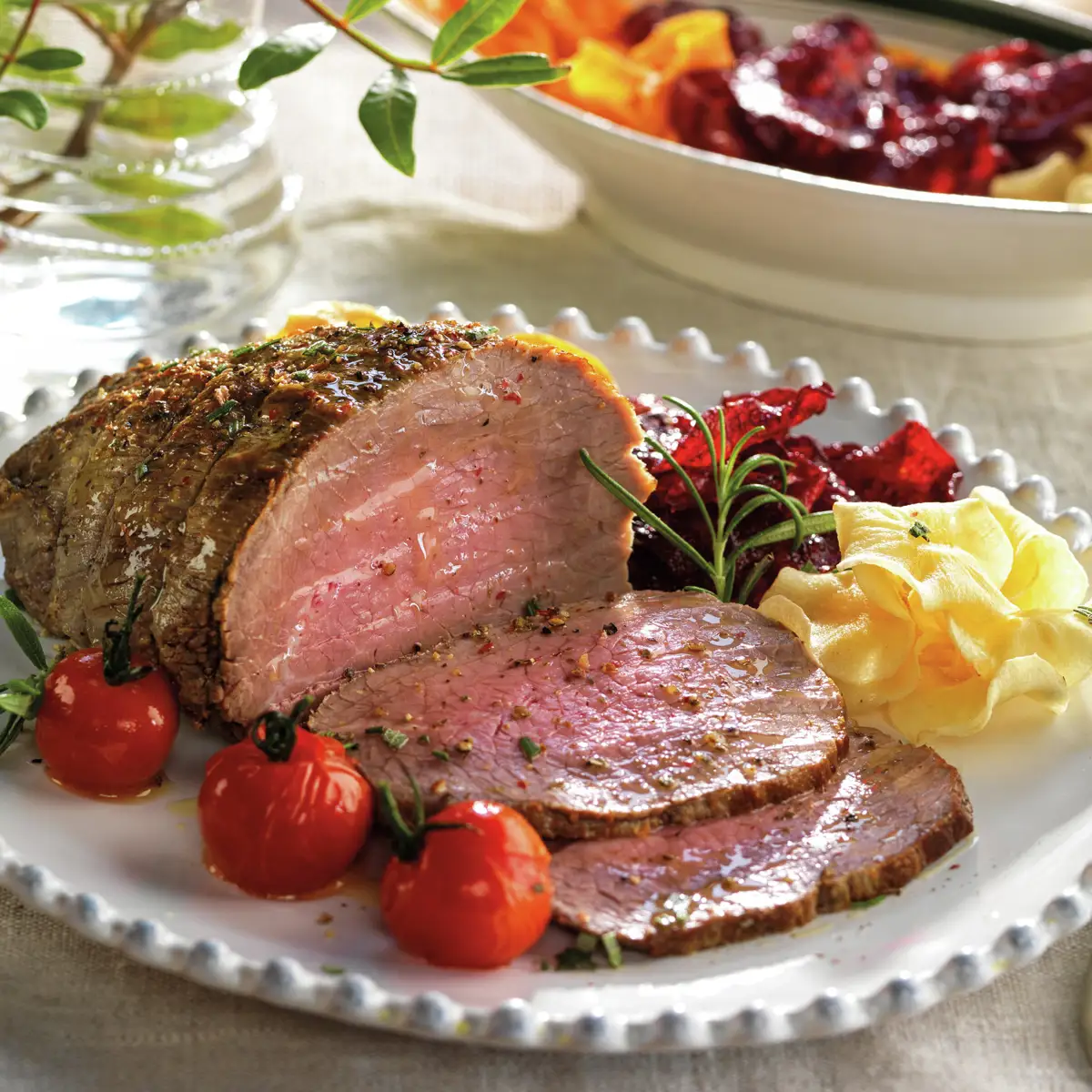 REDONDO ASADO AL HORNO CON TOMATES CHERRY Y CHIPS VEGETALES