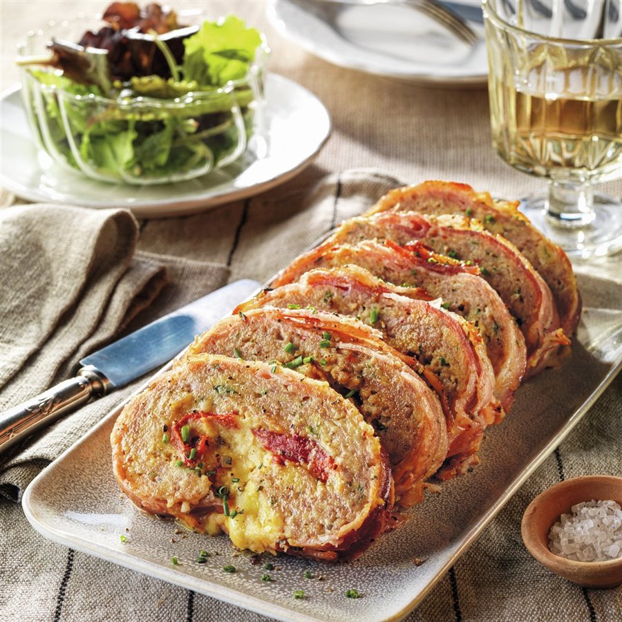 Rollo de carne picada relleno de piquillos y queso