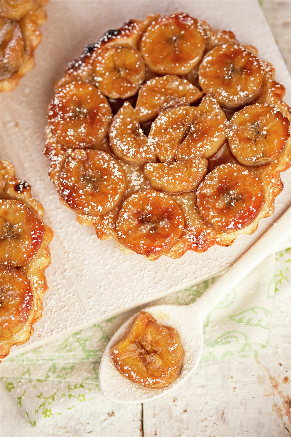 TARTITAS DE PLÁTANO AL CARAMELO.