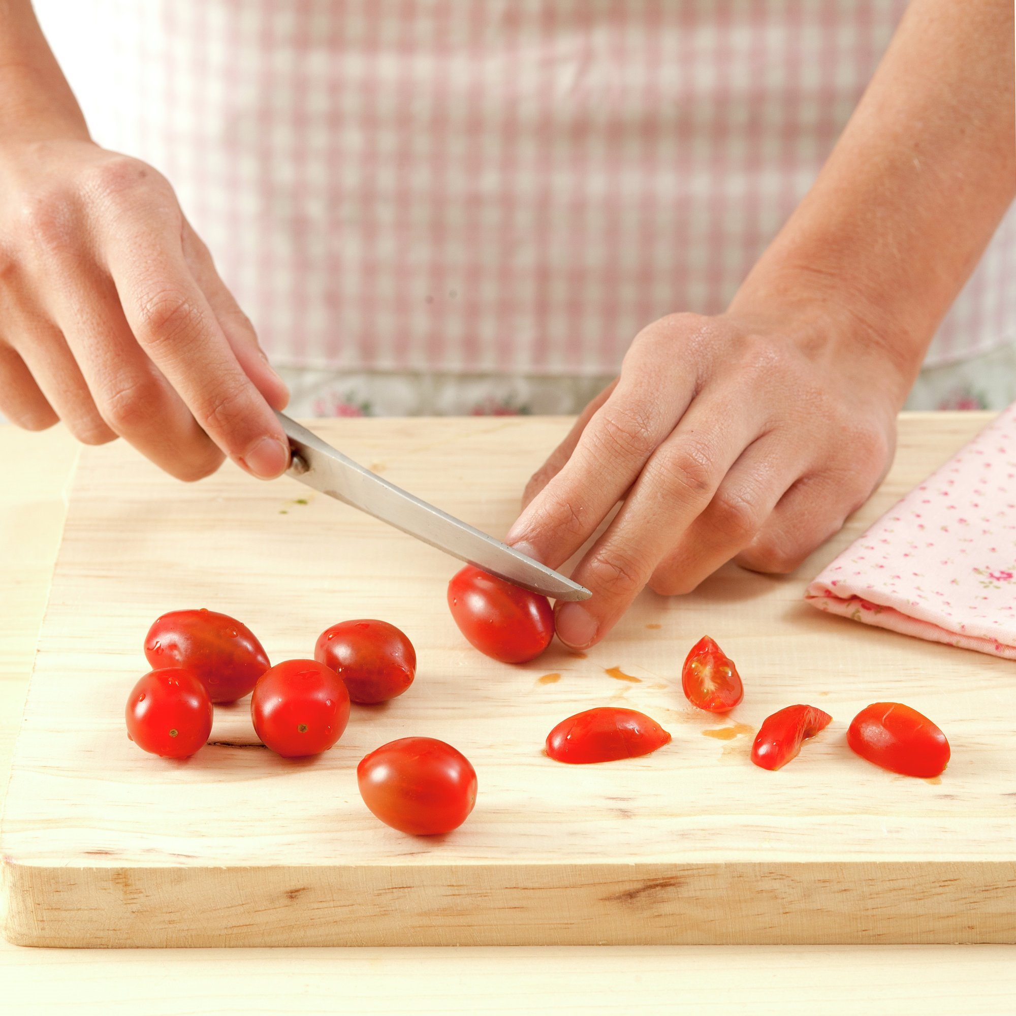 3. Corta los tomates cherry