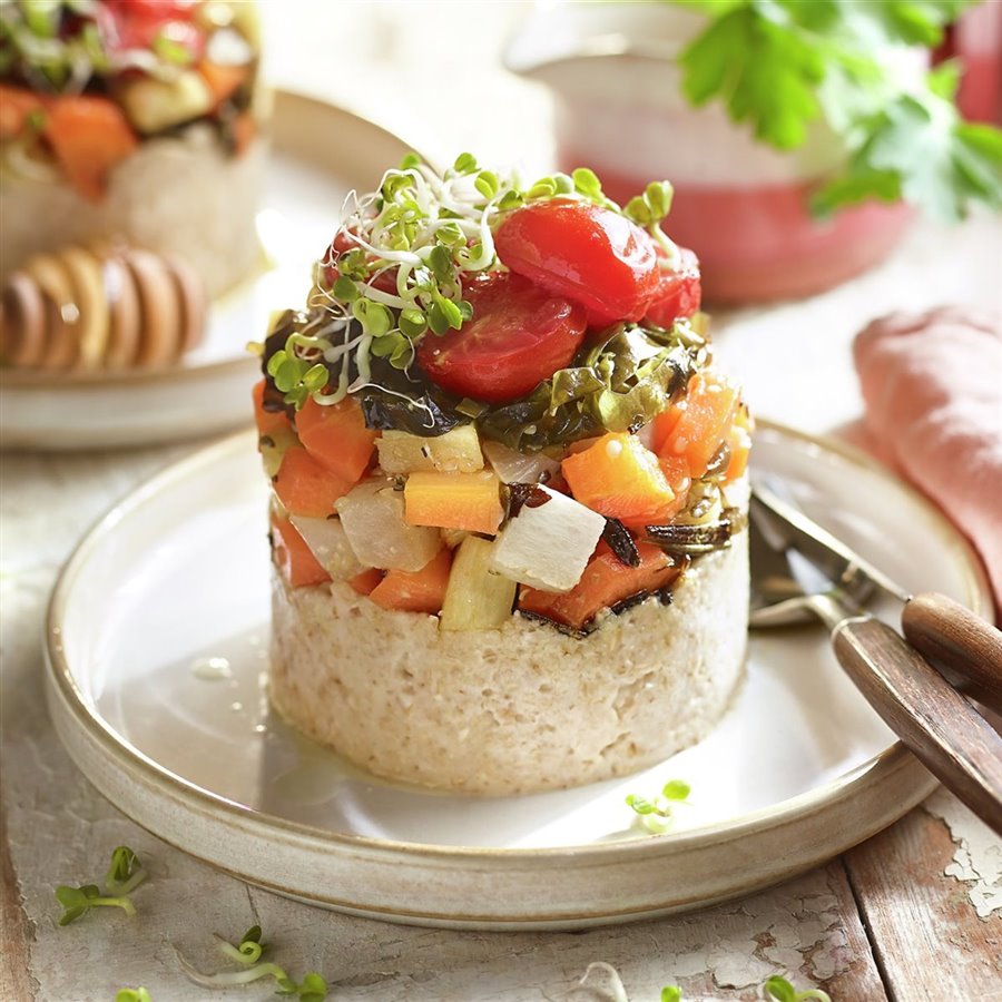 Timbal vegano con hortalizas, algas y cherries