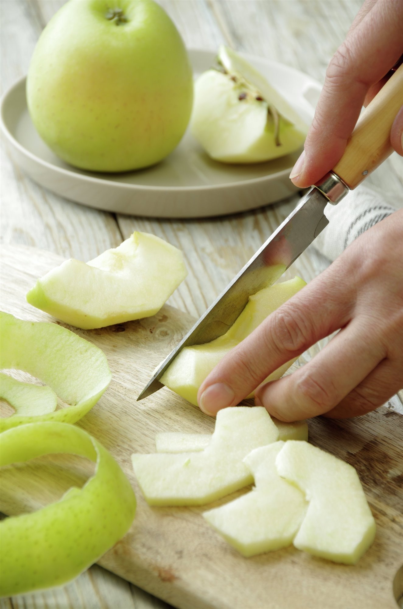 2. Añade la manzana cortada