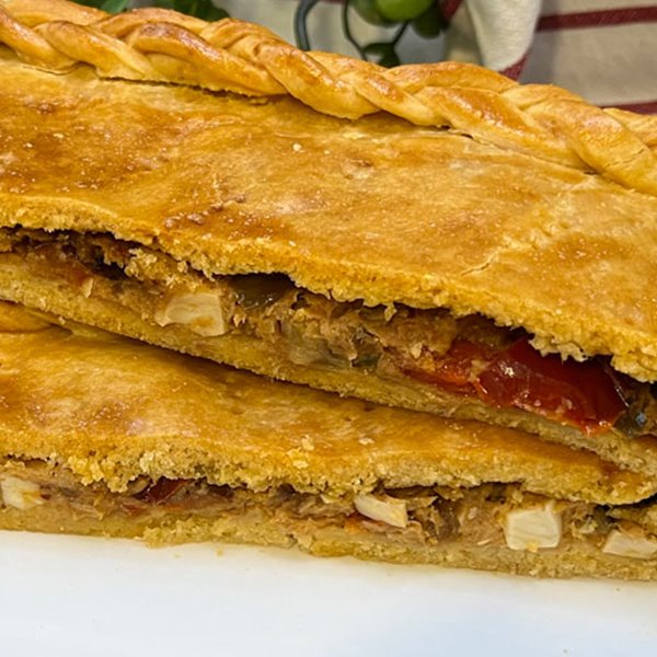 Empanada de atún y verduras con huevo duro, la receta tradicional de la abuela