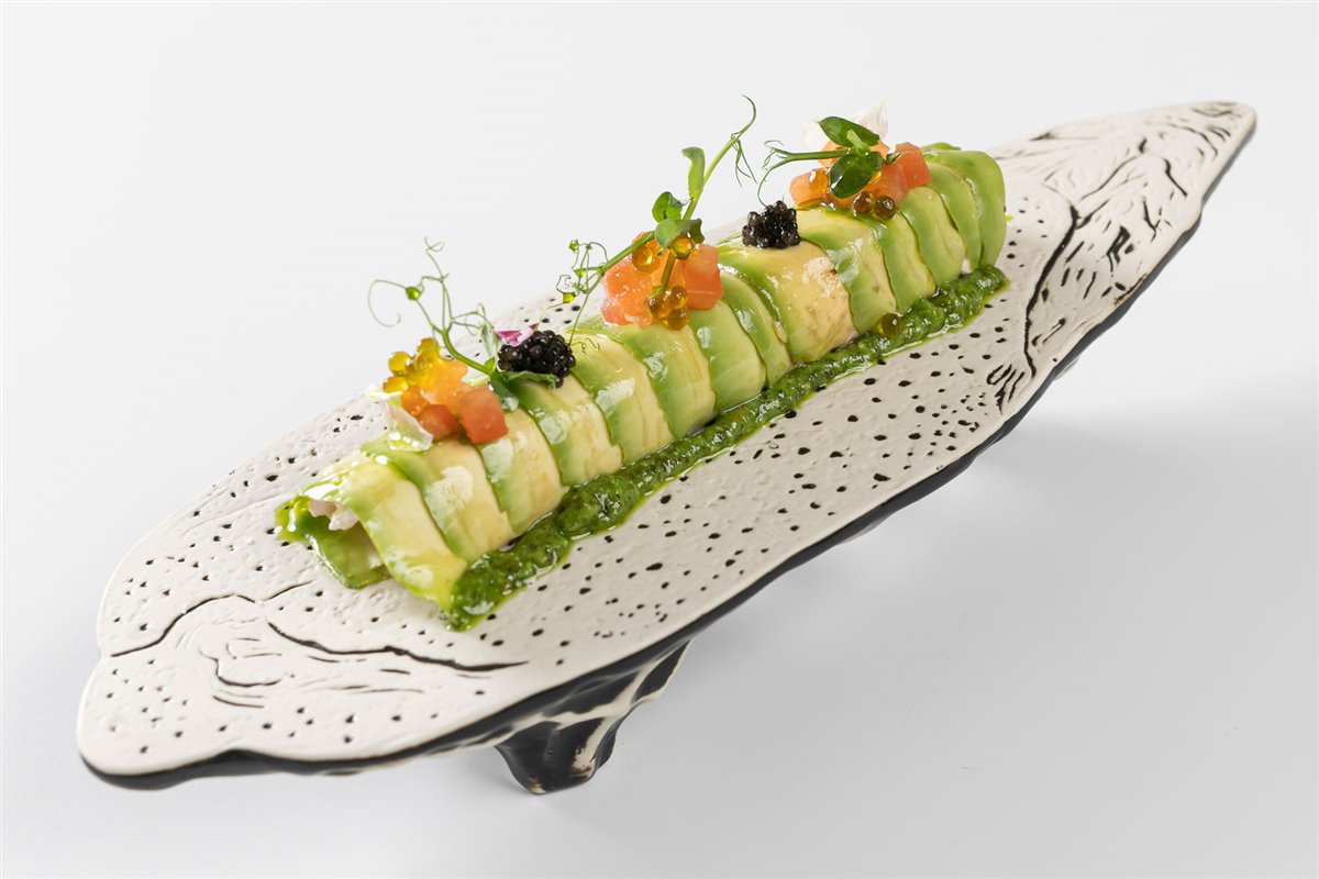 Canelón de aguacate con burrata y bogavante