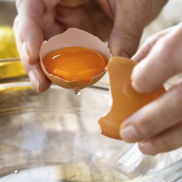 Cómo separar la clara y la yema de un huevo (¡vídeo con truco!)