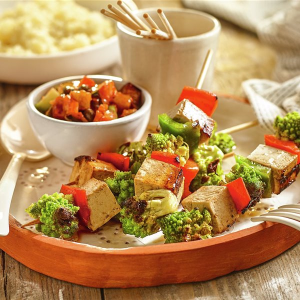 Brochetas de romanesco y tofu con pisto de verduras