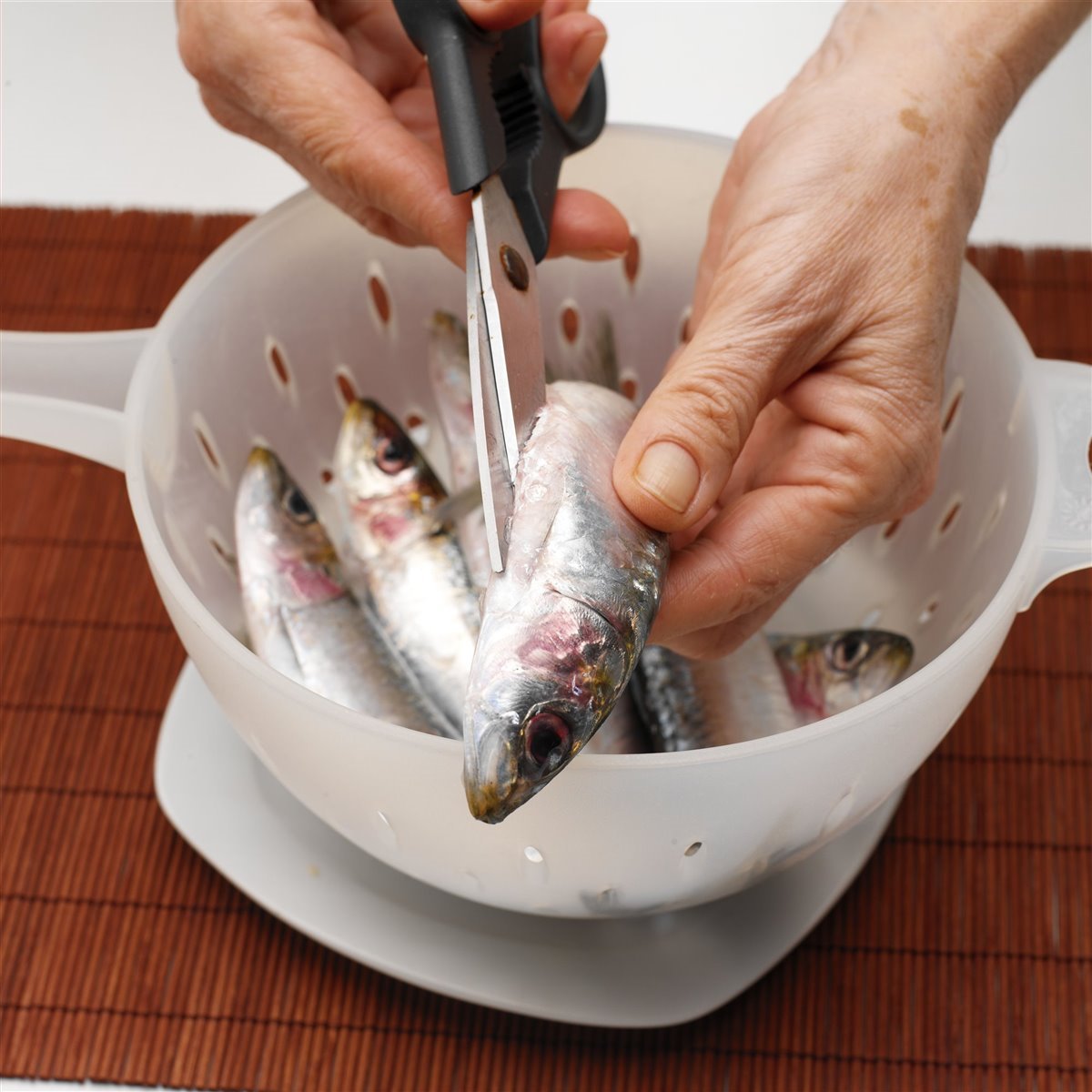 1. Limpia y prepara las sardinas