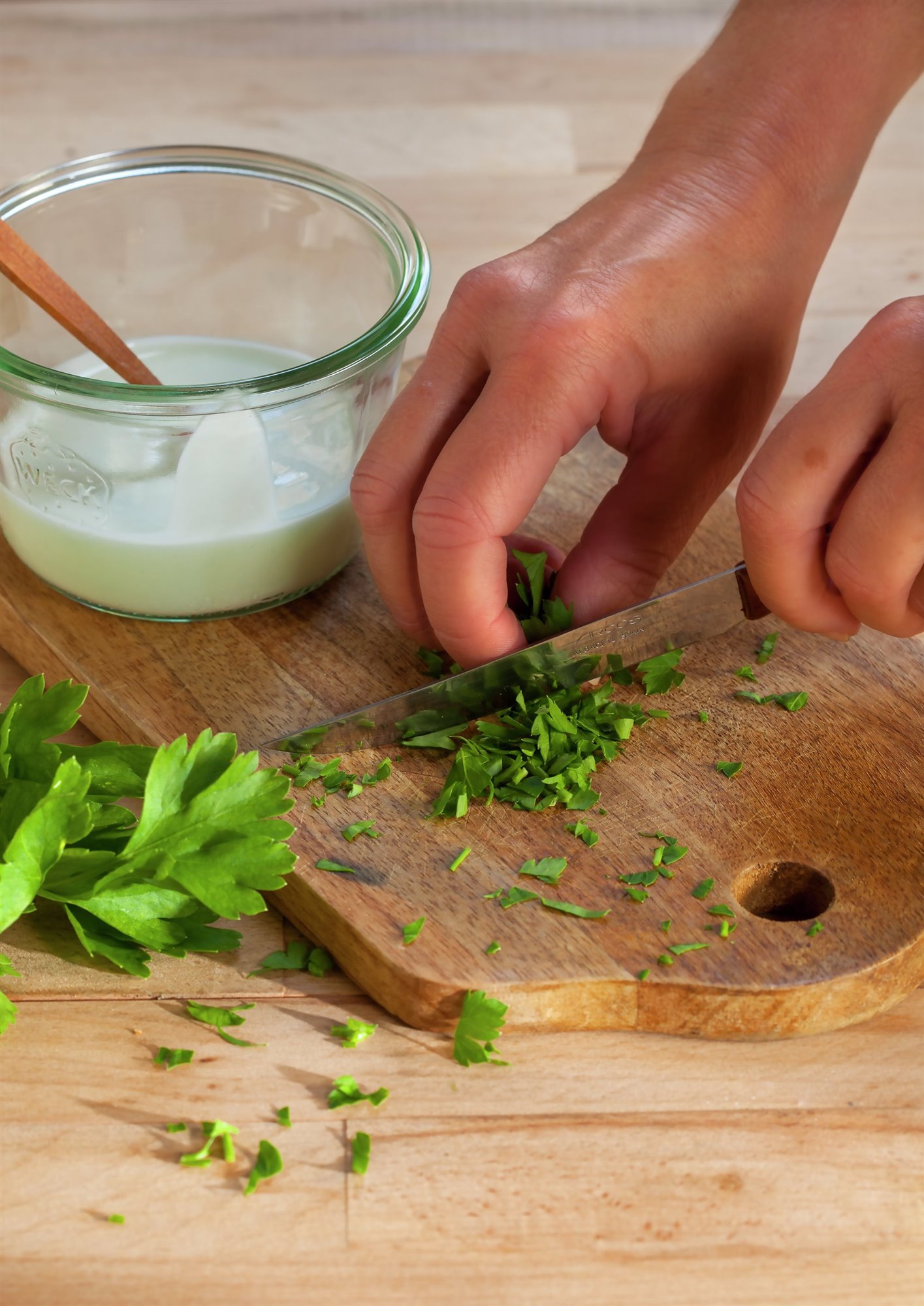 4. Mezcla el cilantro con el yogur
