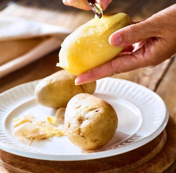 1. Cuece y ralla las patatas