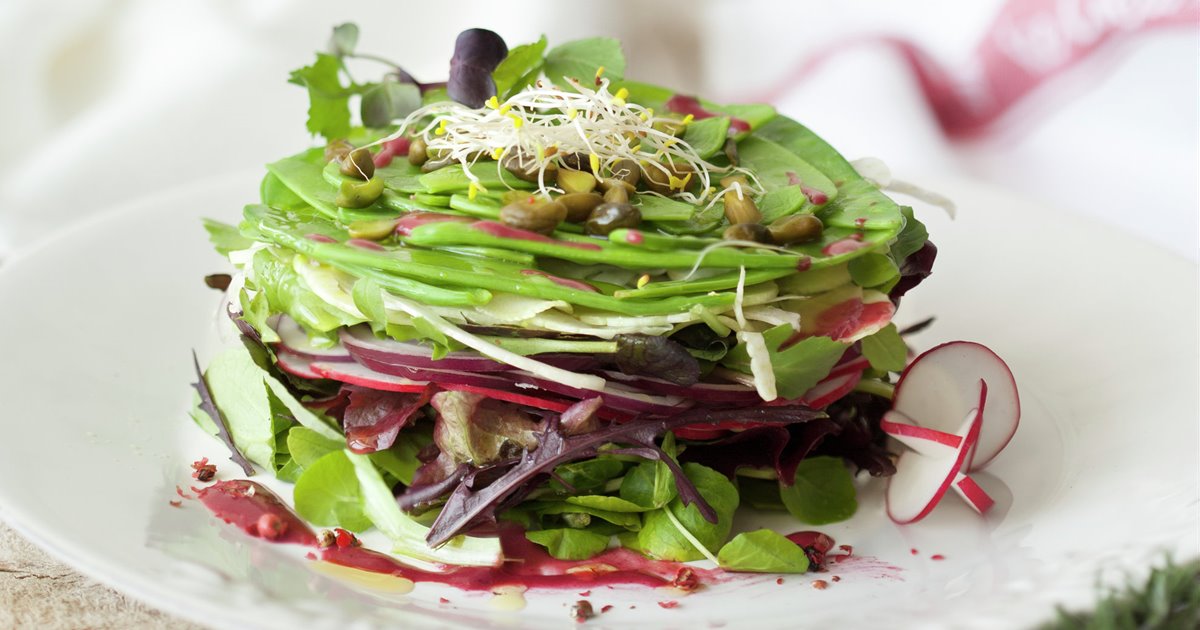 Ensalada En Timbal Con Vinagreta De Frutos Rojos