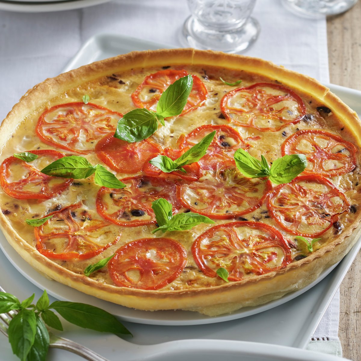 TARTA CON TOMATES Y QUESO.