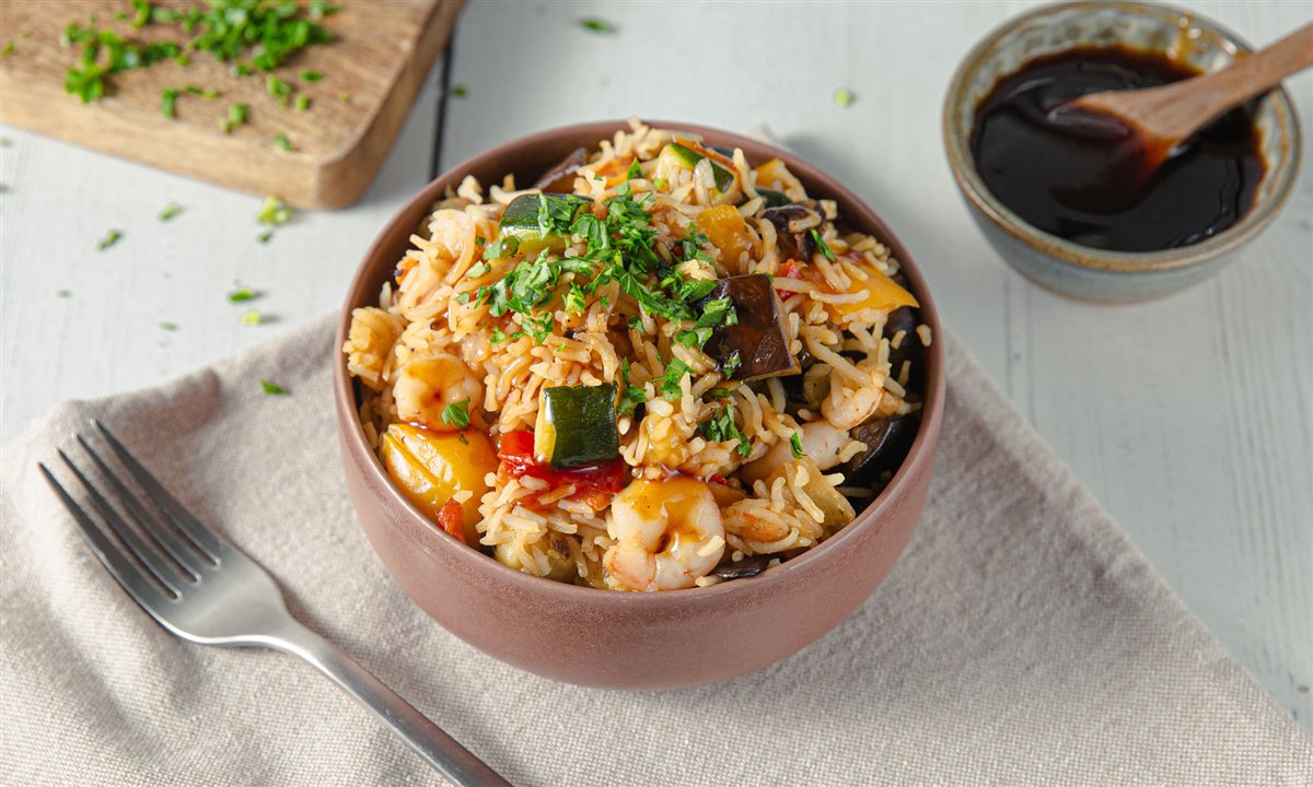 Arroz salteado con verduras y gambas