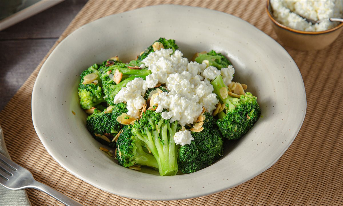 Salteado de brócoli con almendras y queso feta