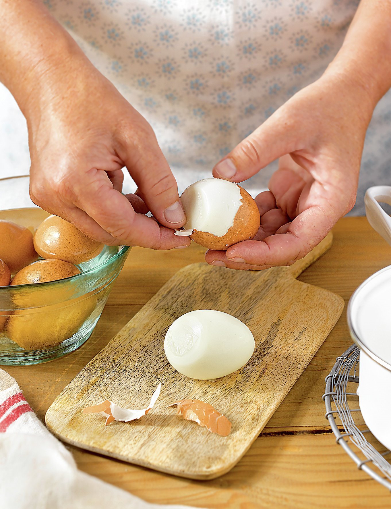 2. Pela los huevos cocidos