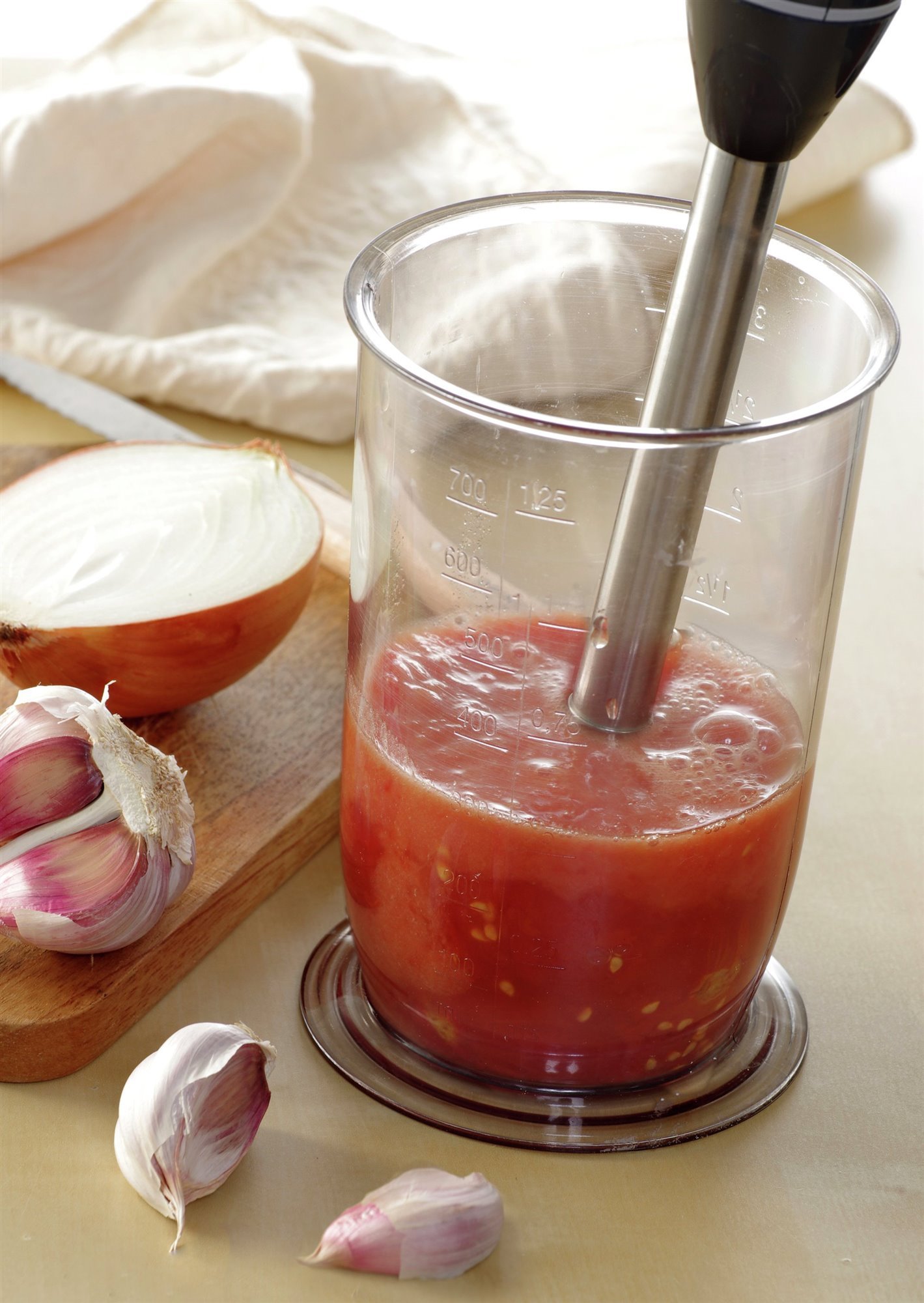 2. Tritura el tomate y el pimiento