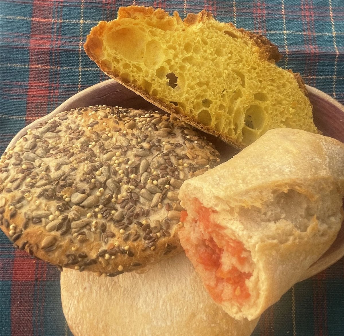 Pulguitas y molletes rellenos de tomate crudo y atún en escabeche