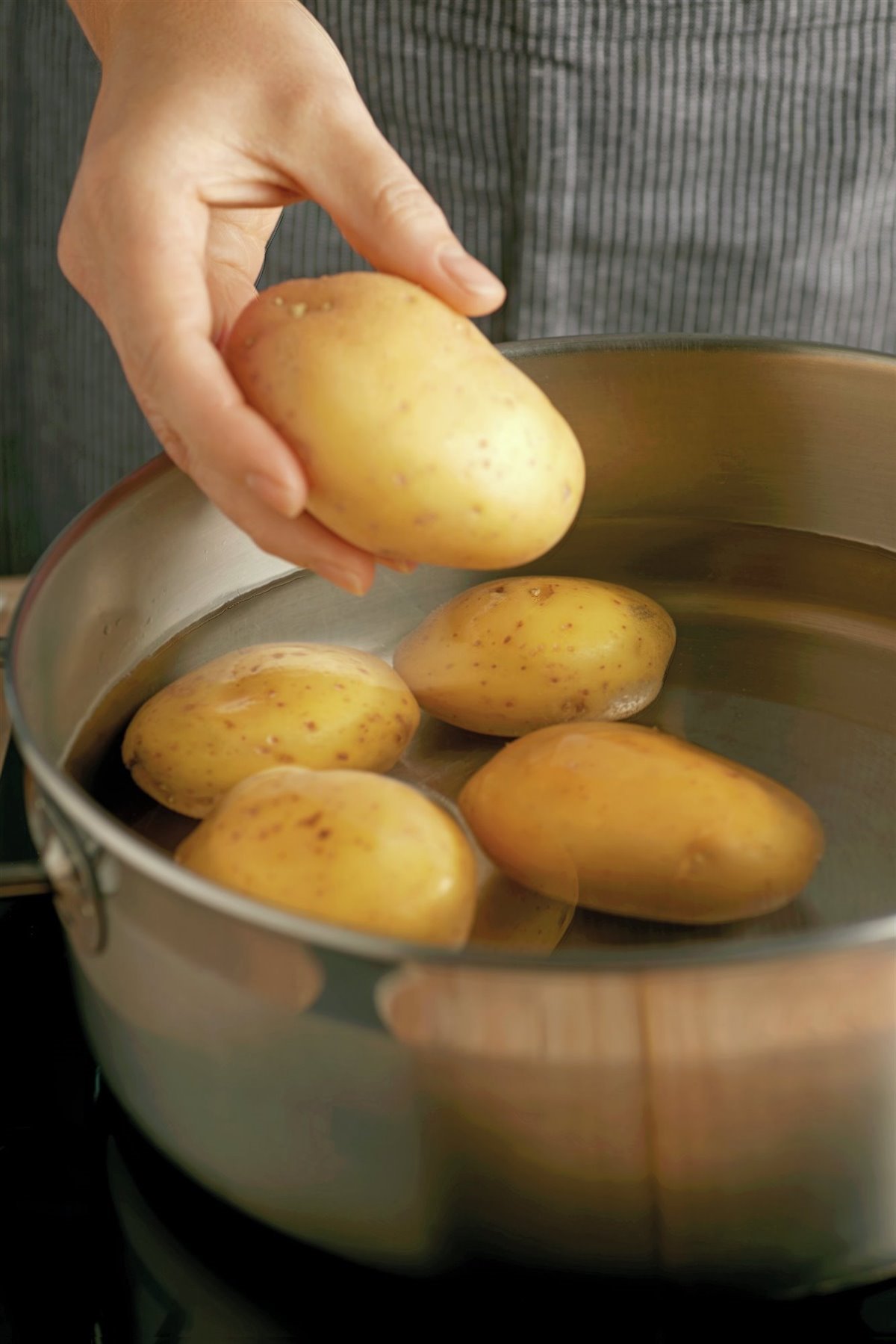 2. Cuece las patatas y los huevos