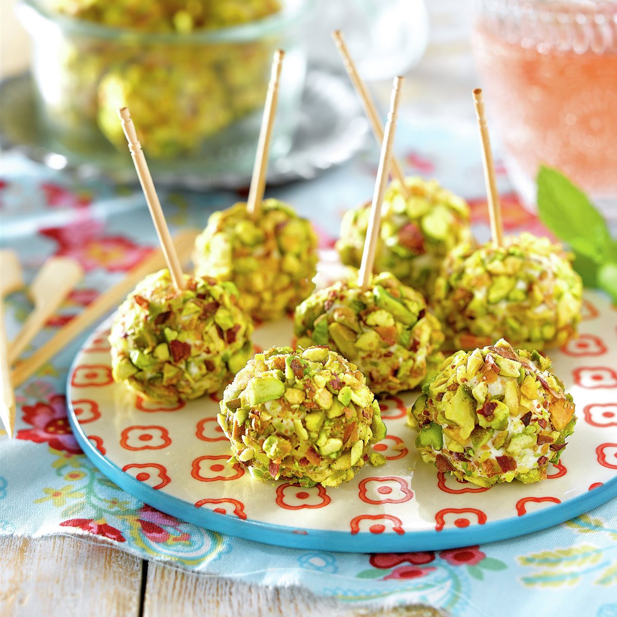 BOMBONES DE QUESO CON PISTACHOS.