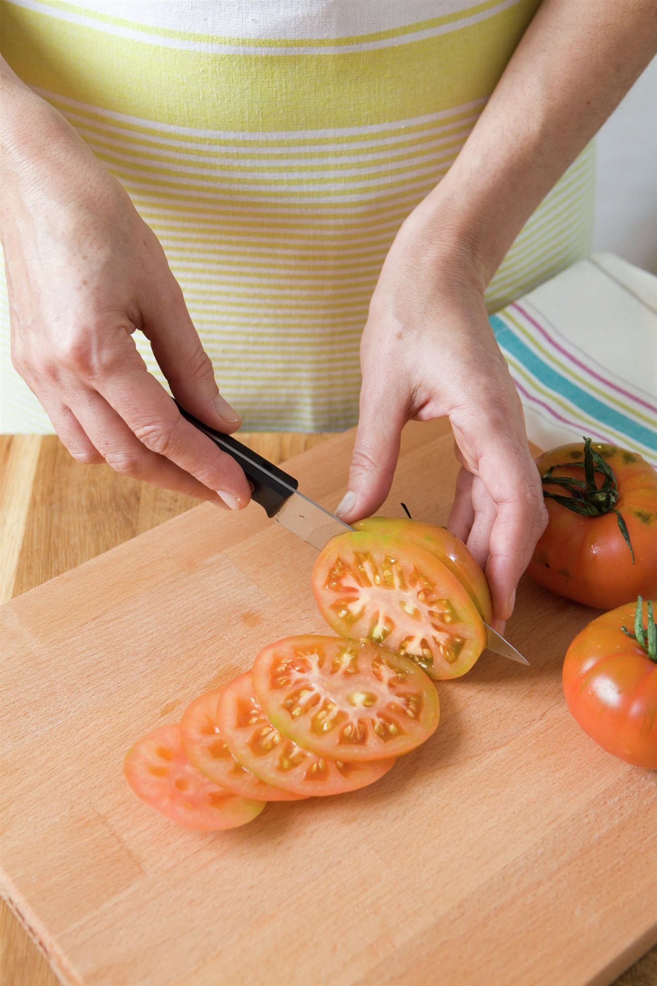 1. Corta el tomate en rodajas 