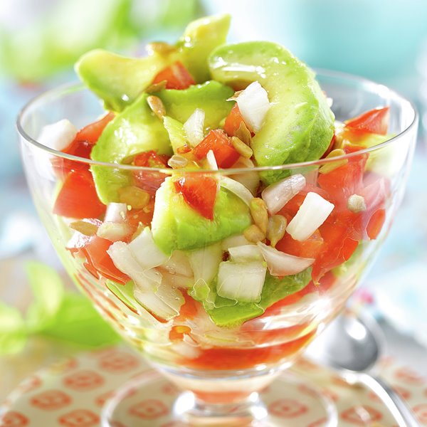 Bol – Ensalada verde con frutos secos, aguacate, tomate y cebolla