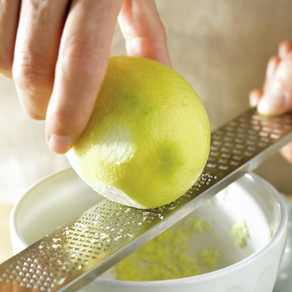 rallar la piel del limon 