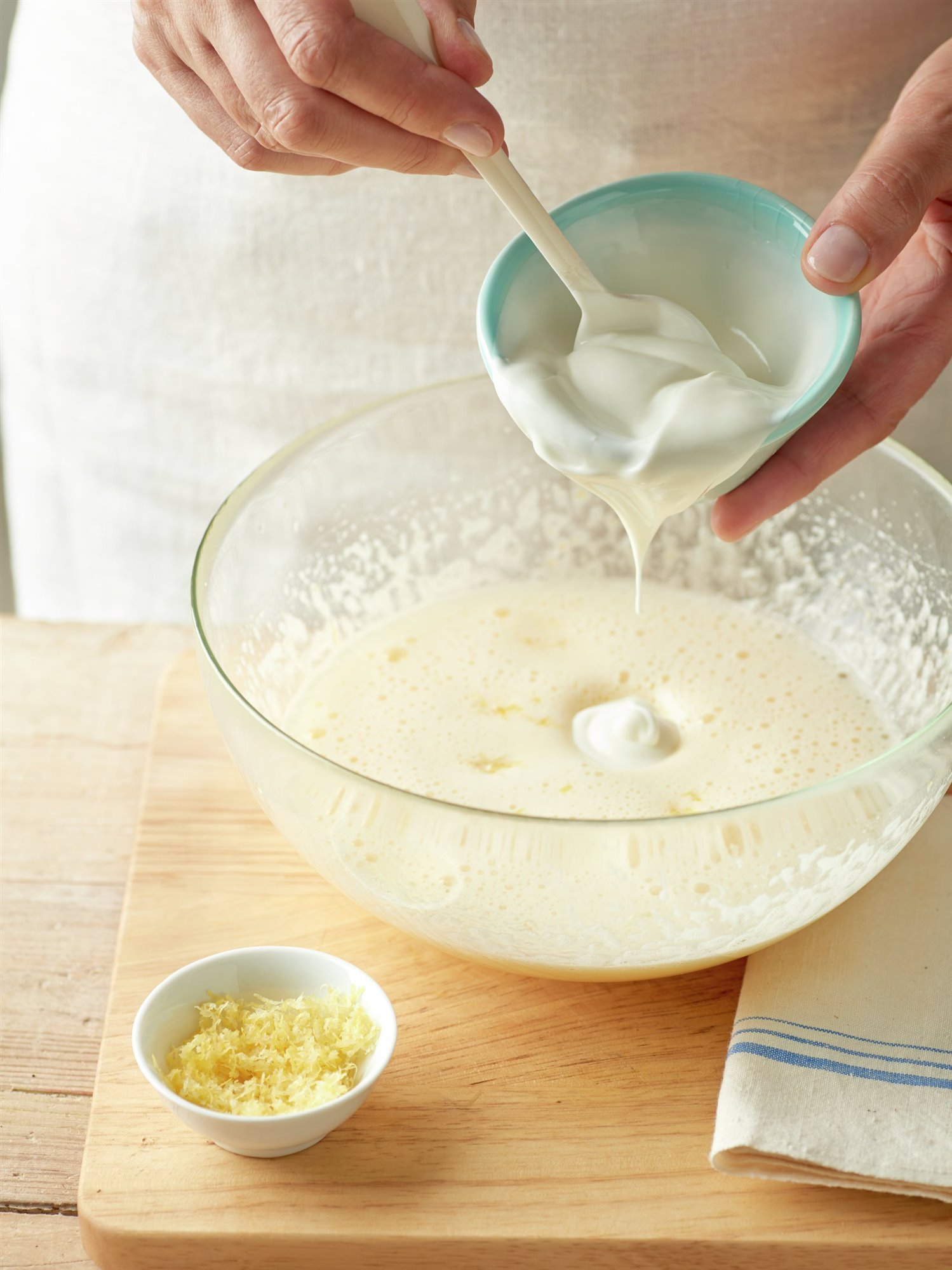1. Mezcla el yogur con queso