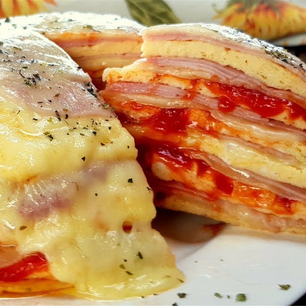 Tortilla a capas y relleno de jamón y queso