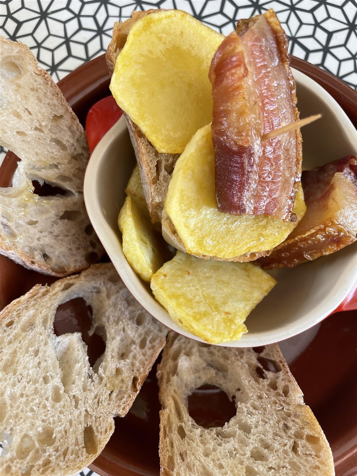 Mini bocadillo de torreznos de Soria con patatas fritas caseras