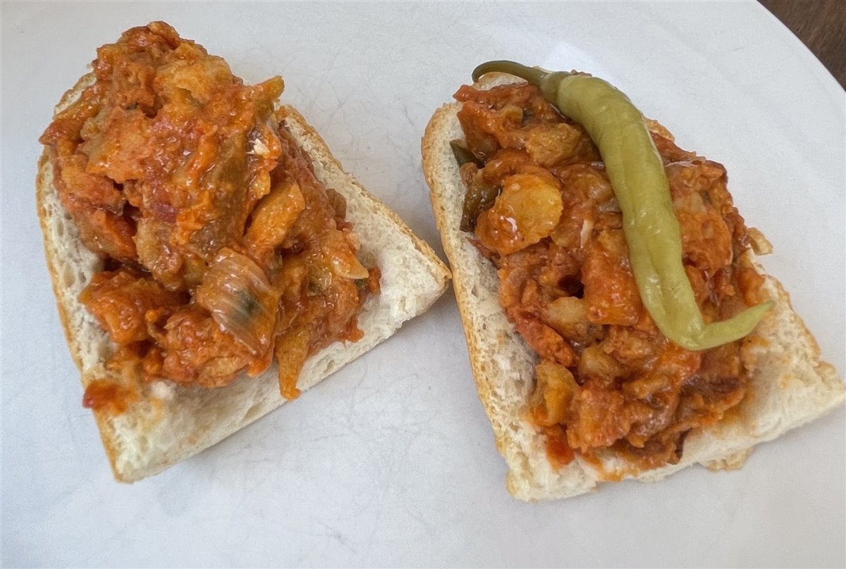 Tapa de pisto manchego con guindilla