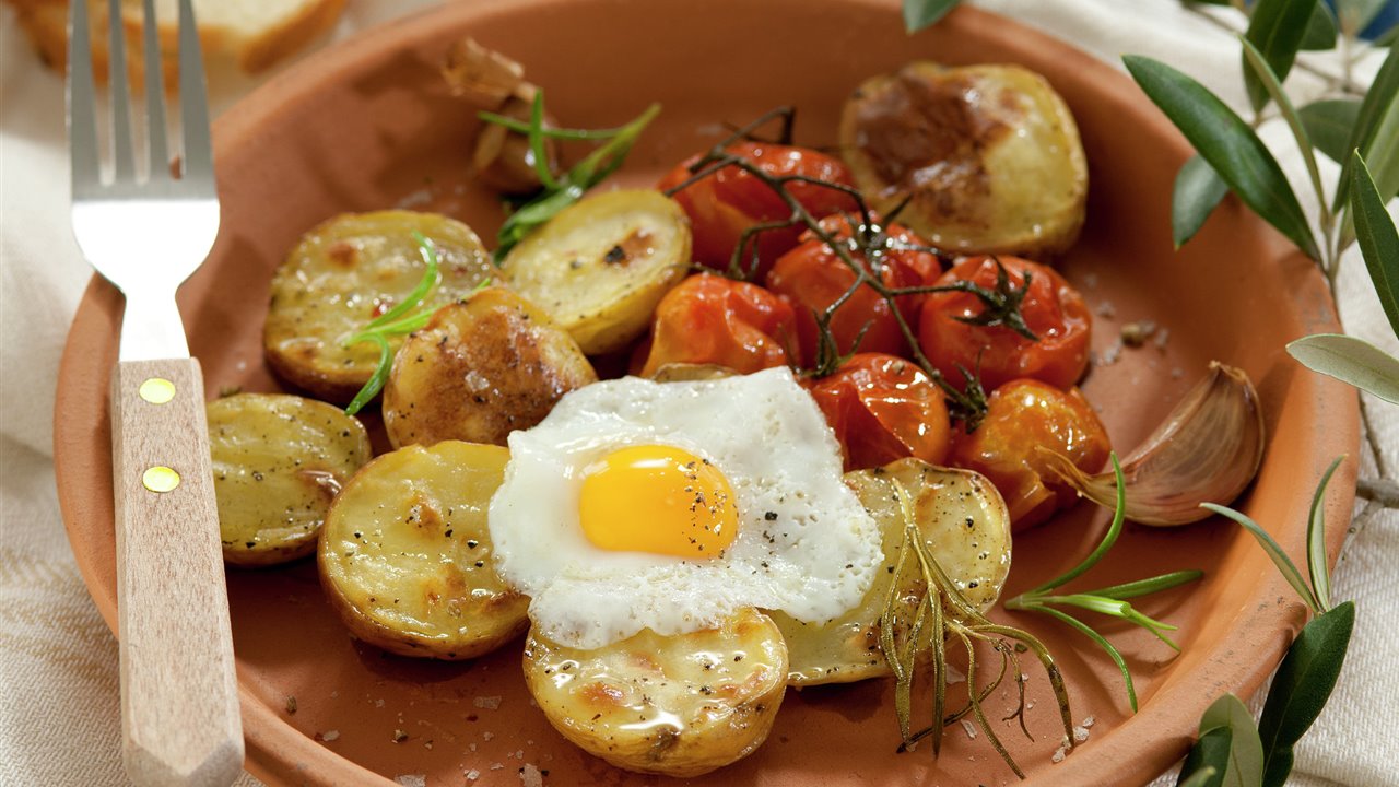 Cómo cocer los huevos para que se pelen bien, y patatas asadas en 4 minutos