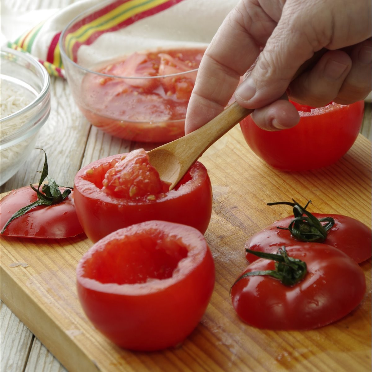 1. Vacía los tomates