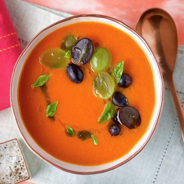 Sopa fría de tomate, con albahaca y uvas, receta refrescante de verano (¡en solo 20 minutos!)