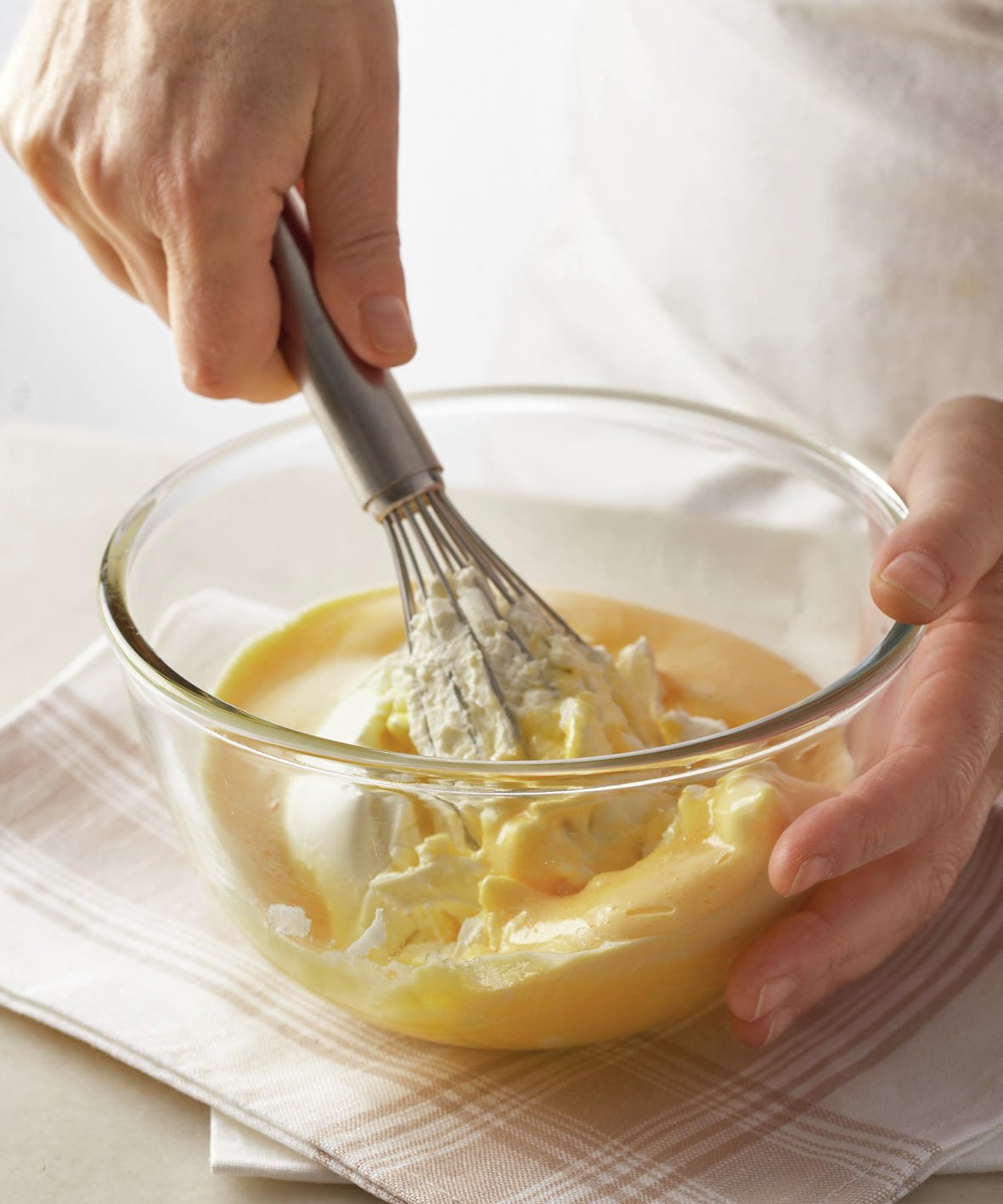 3. Mezcla el queso con los huevos