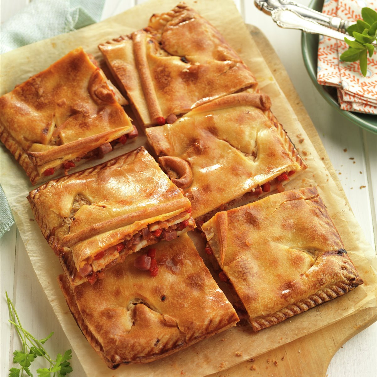 EMPANADA GALLEGA DE LOMO Y PIMIENTOS.