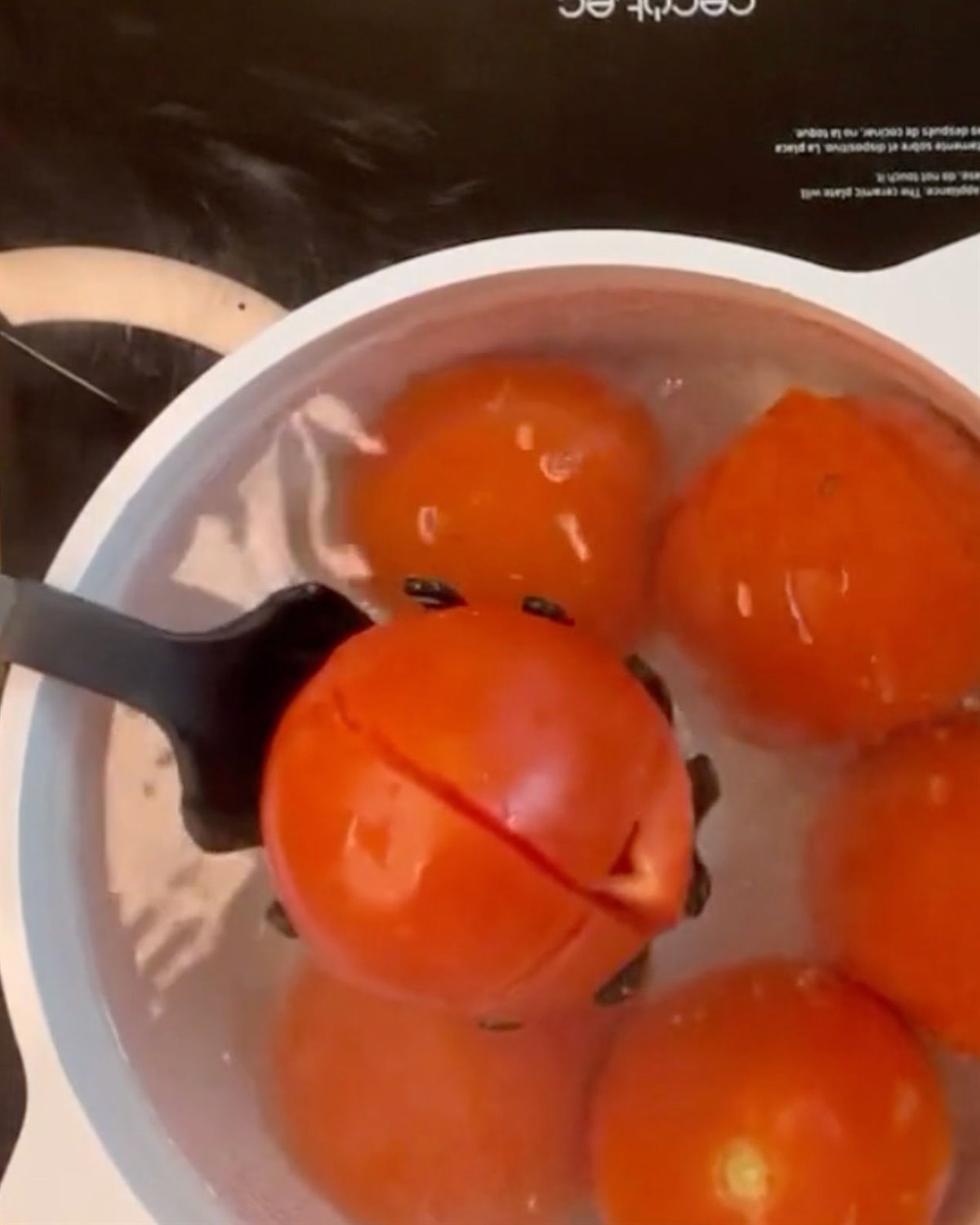 Escalda los tomates
